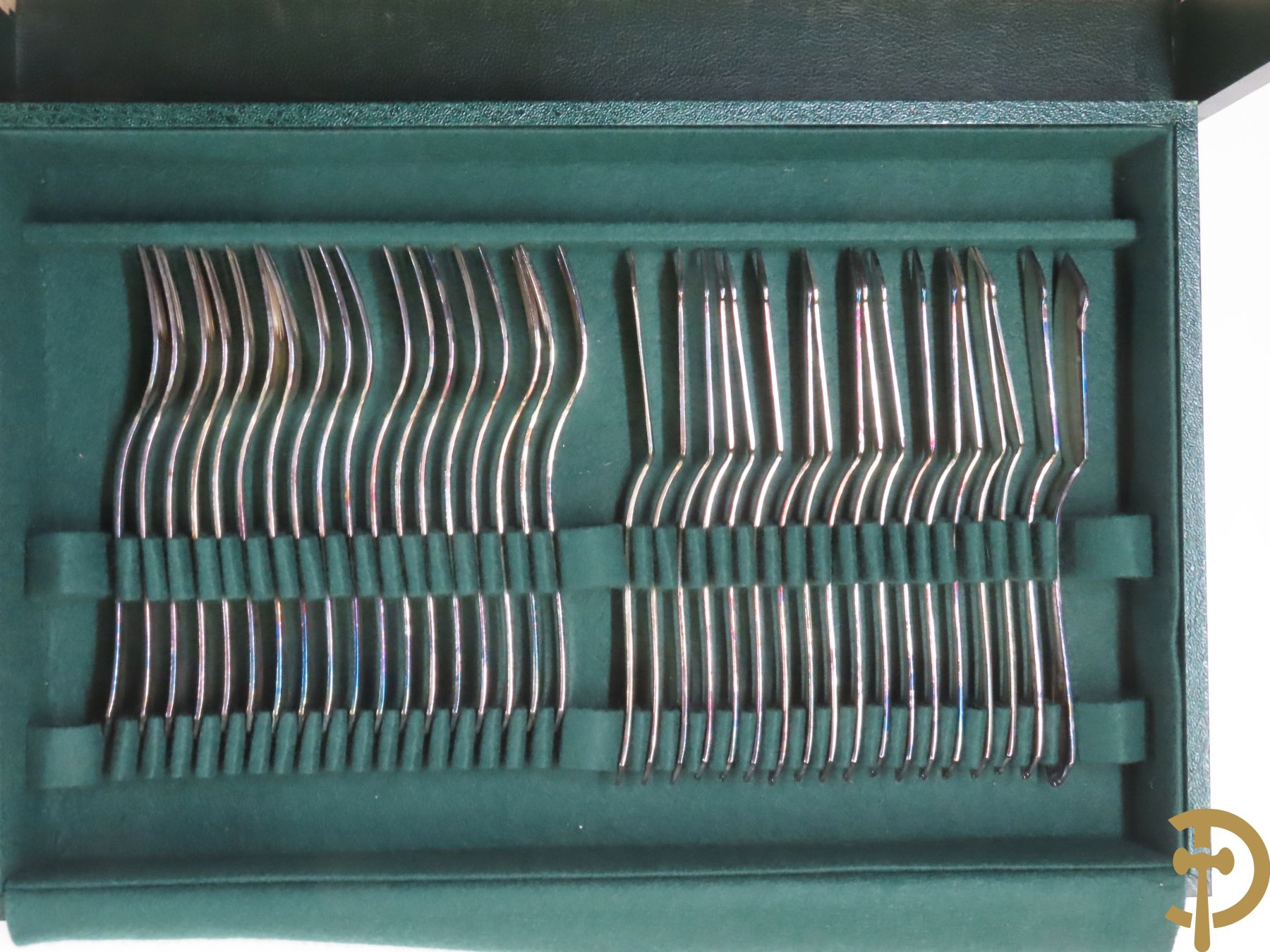 Verzilverd bestek 100/1000 bestaande uit 9 reeksen van 12 en 16 losse stukken