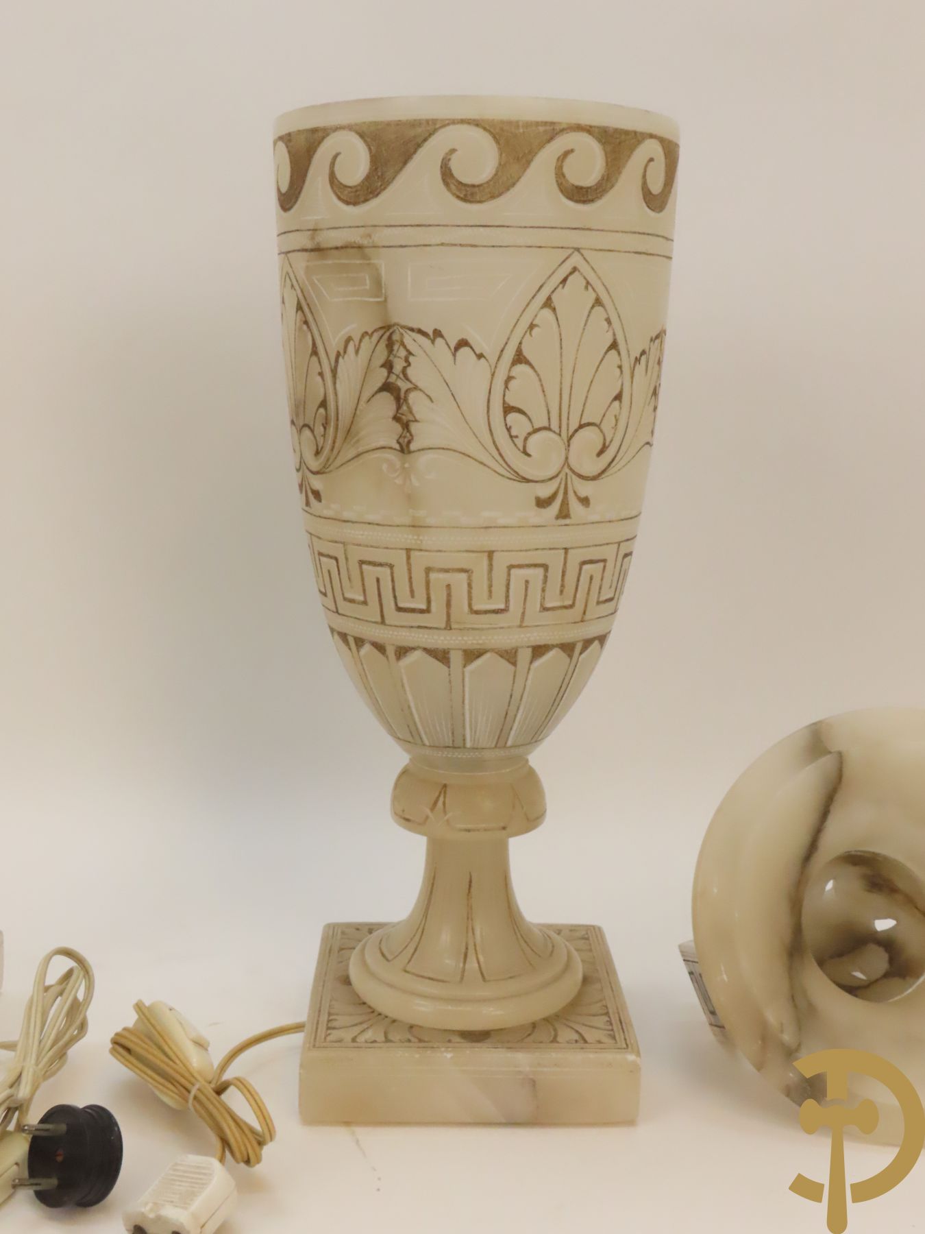 Paar handgesculpteerde onix marmeren Italiaanse potiches met accanthusraken en meanderend decor