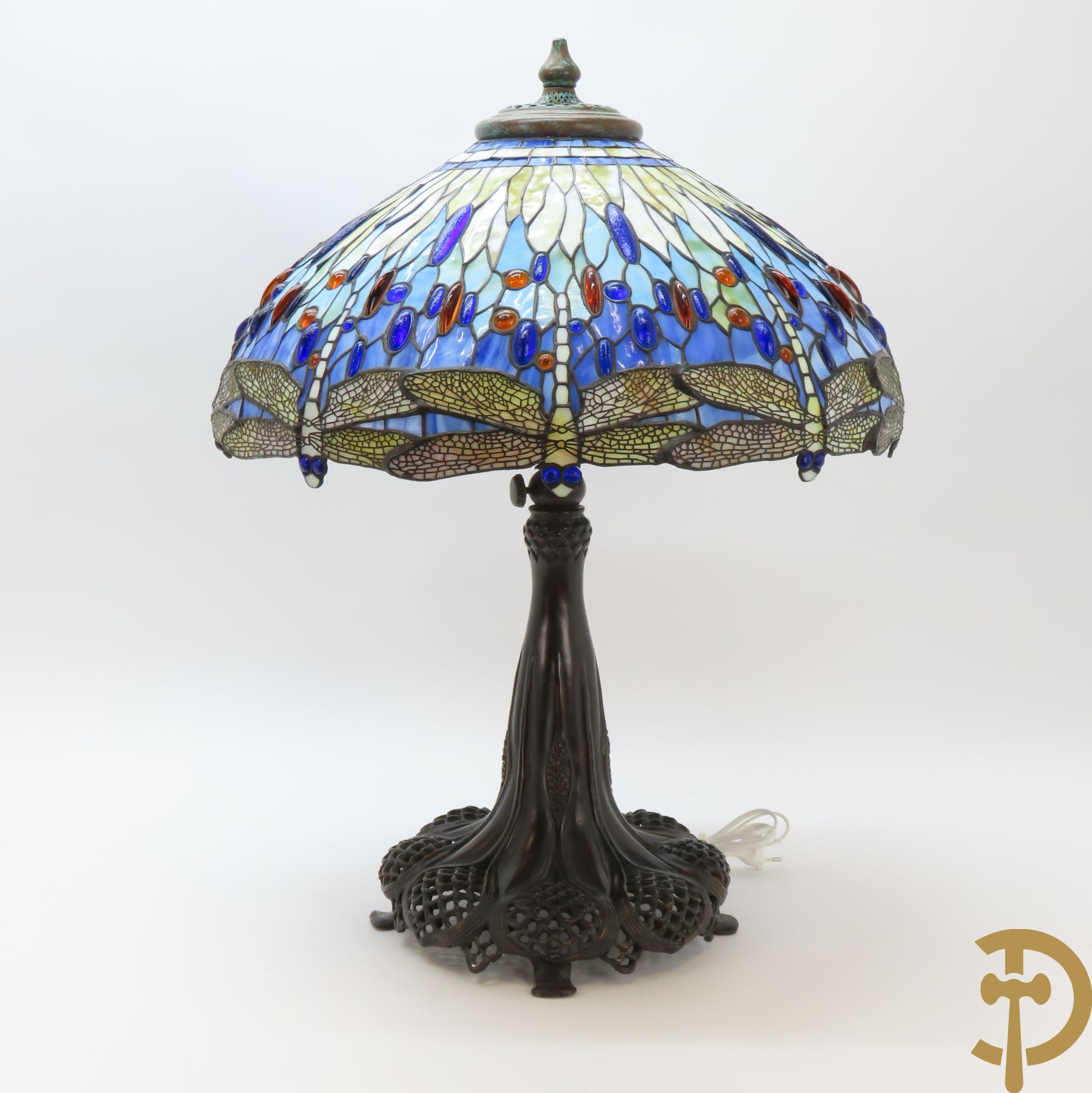Grote bronzen gepatineerde lampadaire, Tiffany stijl met kap in gekleurd loodglas met libellen