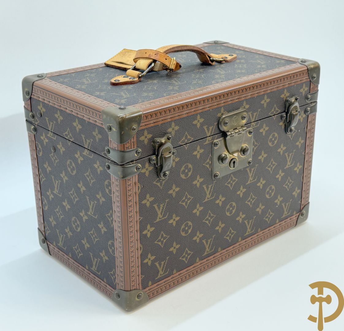 Louis Vuitton beauty case met verschillende vakjes en genummerd 948947