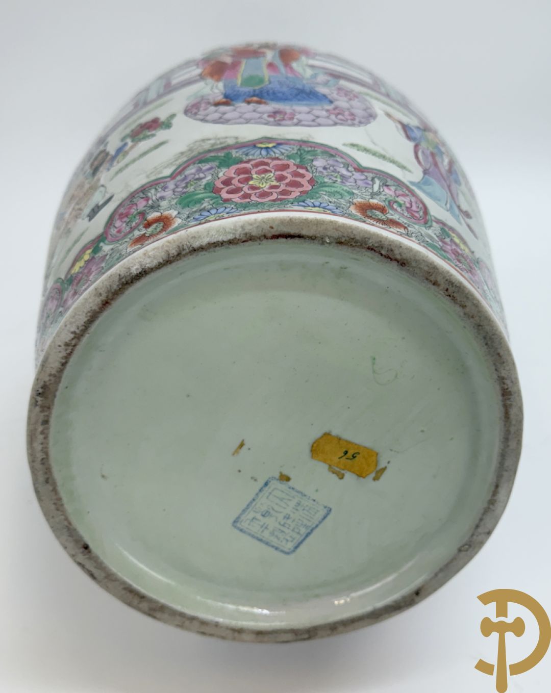 Paar Chinese porseleinen vazen met geanimeerd tafereel