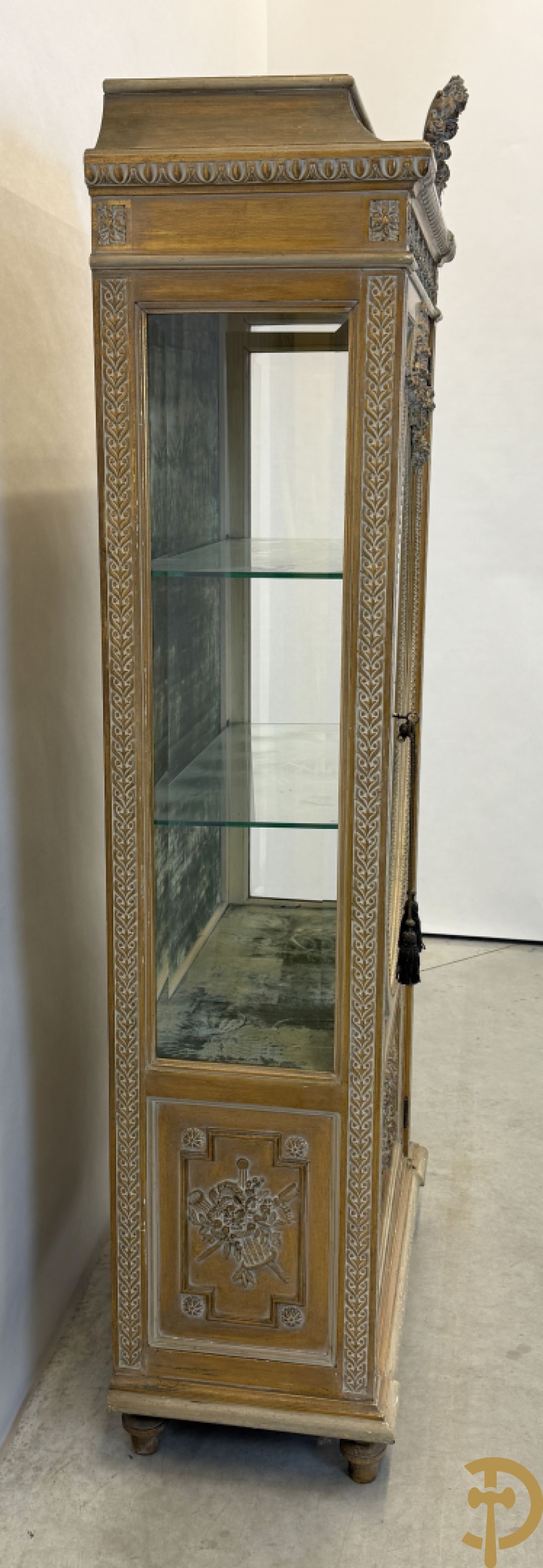 Vergulde ééndeursvitrine met geslepen ruiten, guirlandes en rocailles, bovenaan bekroond met bloemenkrans, Louis XVI stijl