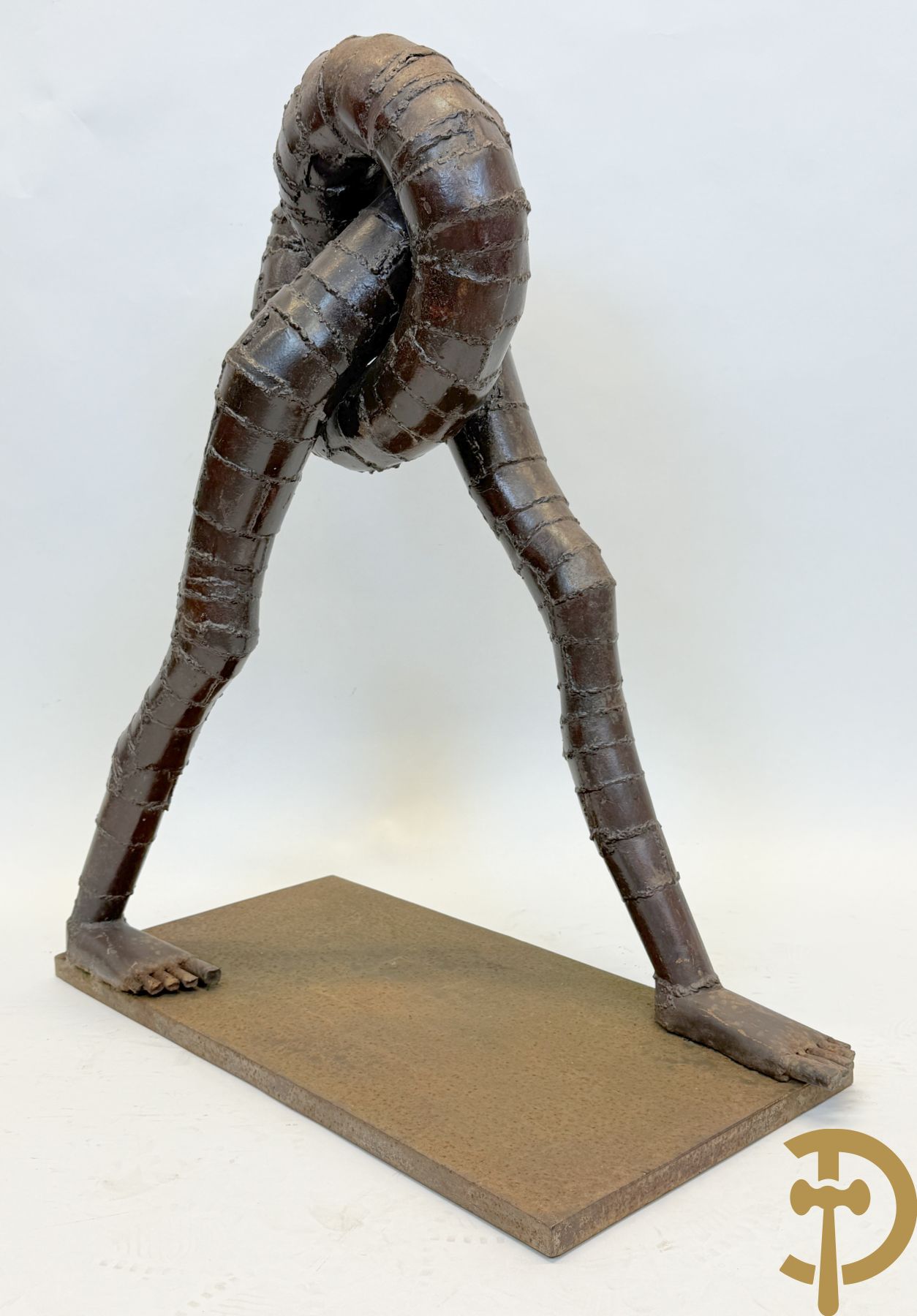 Moderne gepatineerde ijzersculptuur met verstrengelde benen