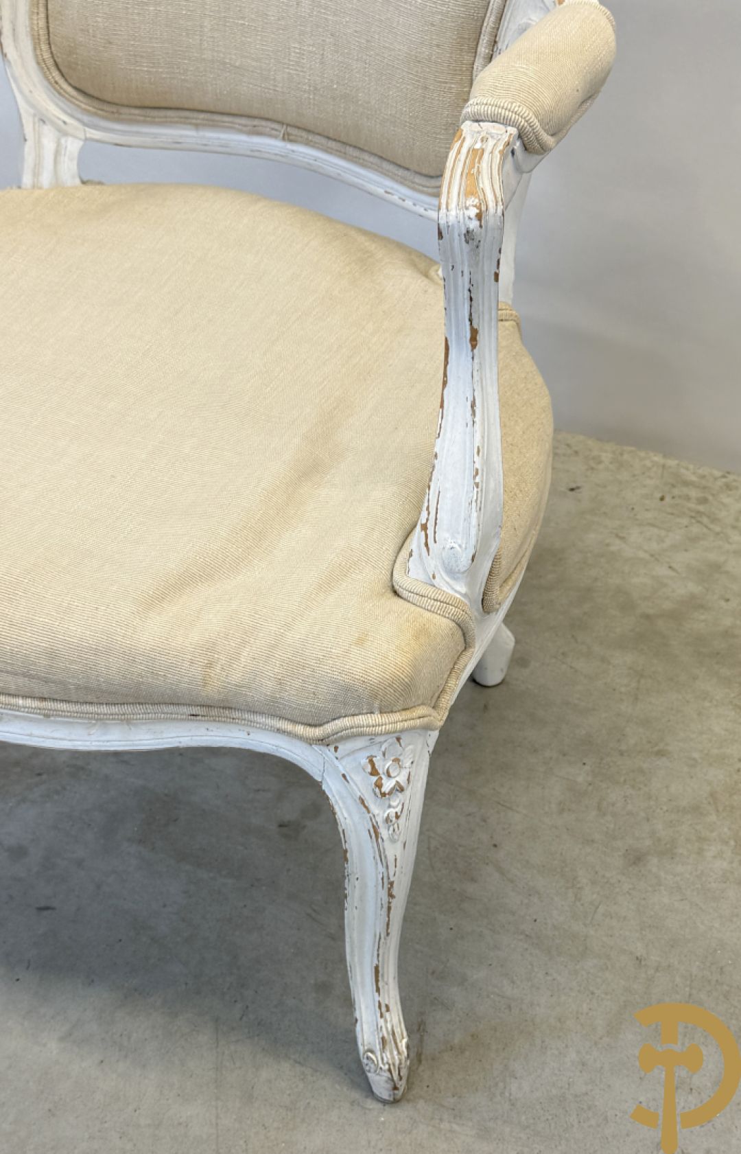 Paar wit gemonochromeerde Louis XV armzetels op voluutvormige poten + 1 andere