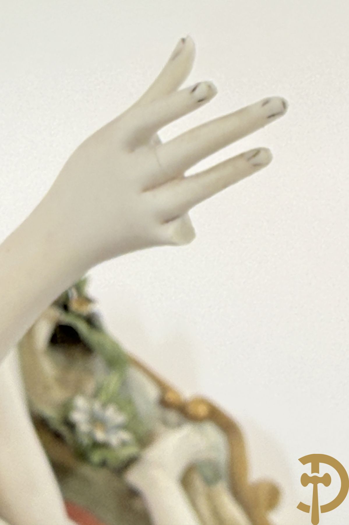 Italiaanse biscuitgroepen w.o. grote groep met 2 liggende naakte dames met zwaan, jongeman op rots, vioolspeler met edeldame, dame met kanten jurk en kinderen + Armani G. getekend 