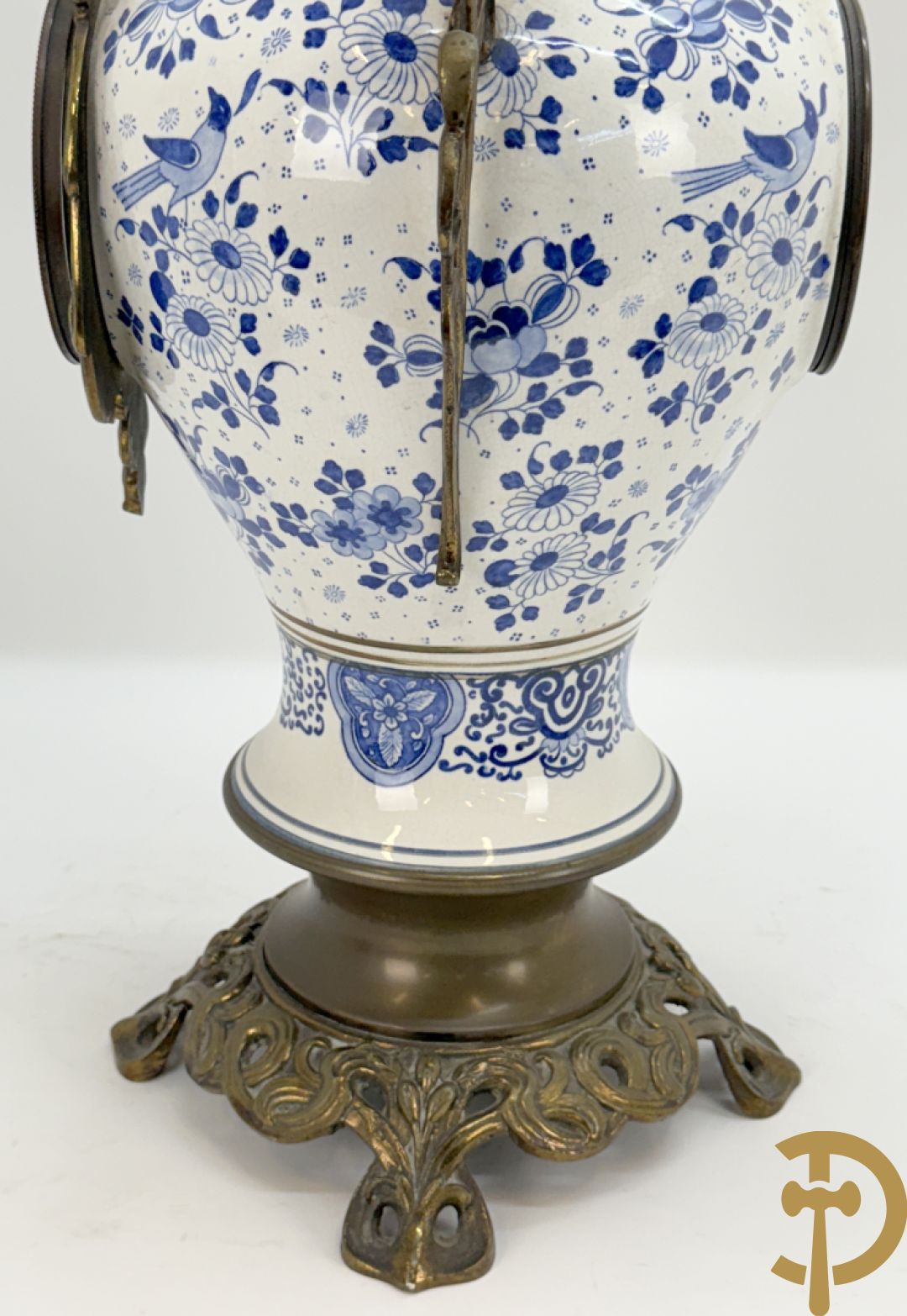 Driedelige garnituur met faience in Delftse stijl en bezet met koperen Jugendstil kandelaars, rond 1900