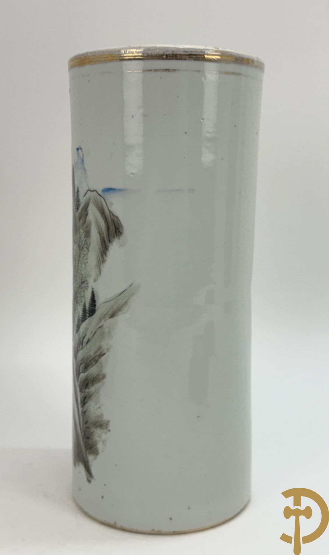 Paar Chinese porseleinen rolvaasjes met landschapsdecor