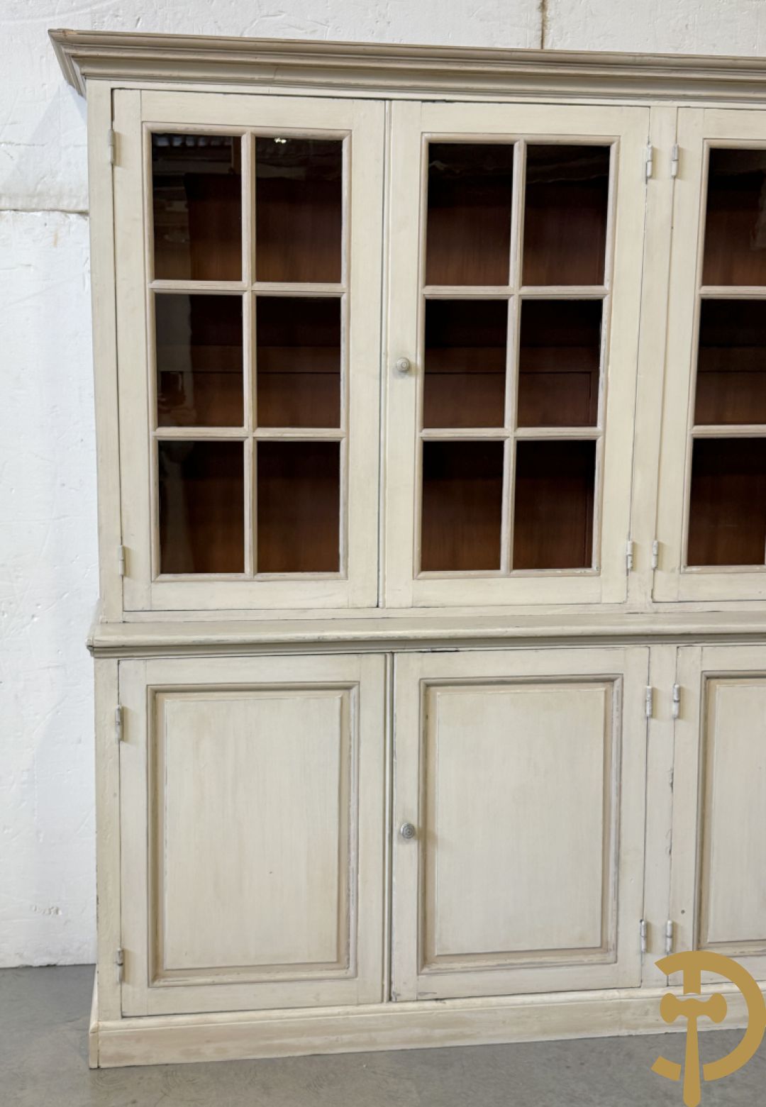 Beschilderde vitrine / buffet met 6 beglaasde deuren bonvenaan en 6 gesloten deuren onderaan