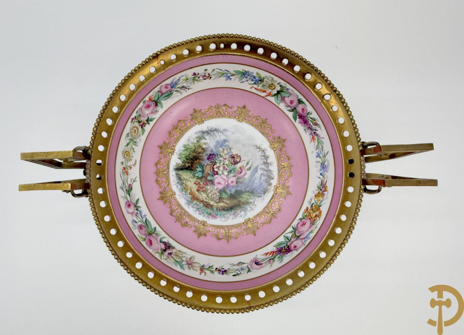 Porseleinen coupe met centraal tafereel en omringd met bloemendecor, gevat in bronzen houder