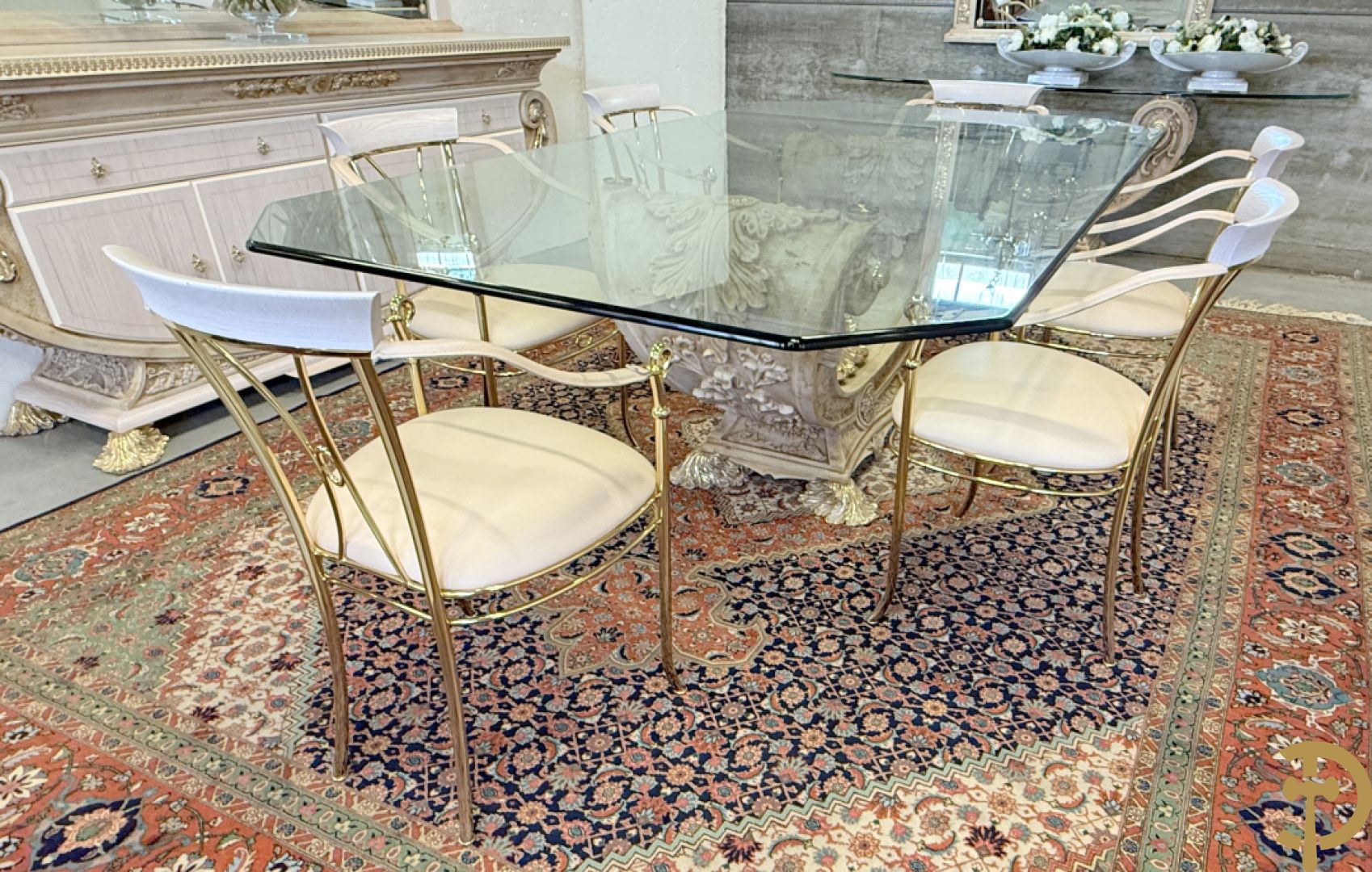 Uitzonderlijke eetkamer bestaande uit dressoir met 4 deuren en 2 lades op voluutvormig onderstel met rocailles opzij en boven met spiegel + bijhorende vitrine + console + spiegel + tafel op voluutvormig onderstel + 6 bijhorende armzetels met koperen frame - uniek ontwerp door de firma Vidal Grau Spaanse makelij, begin jaren 