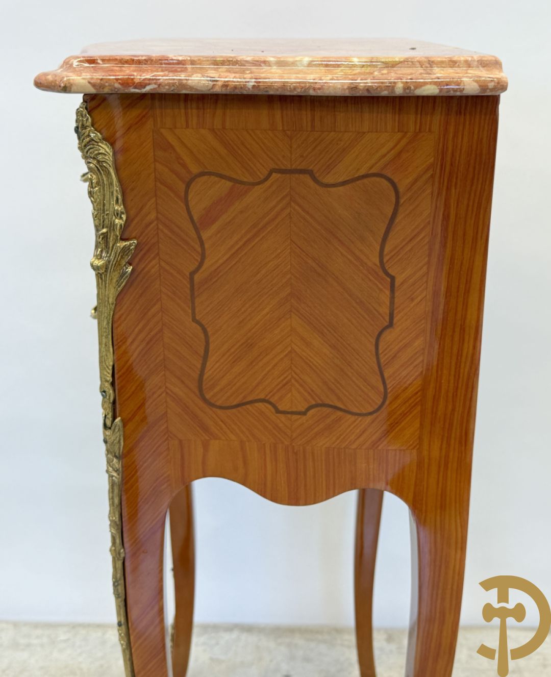 Paar notelaren Louis XV bijzetkastjes op hoge poten met 2 lades, bezet met bronzen ormamenten en marmeren blad