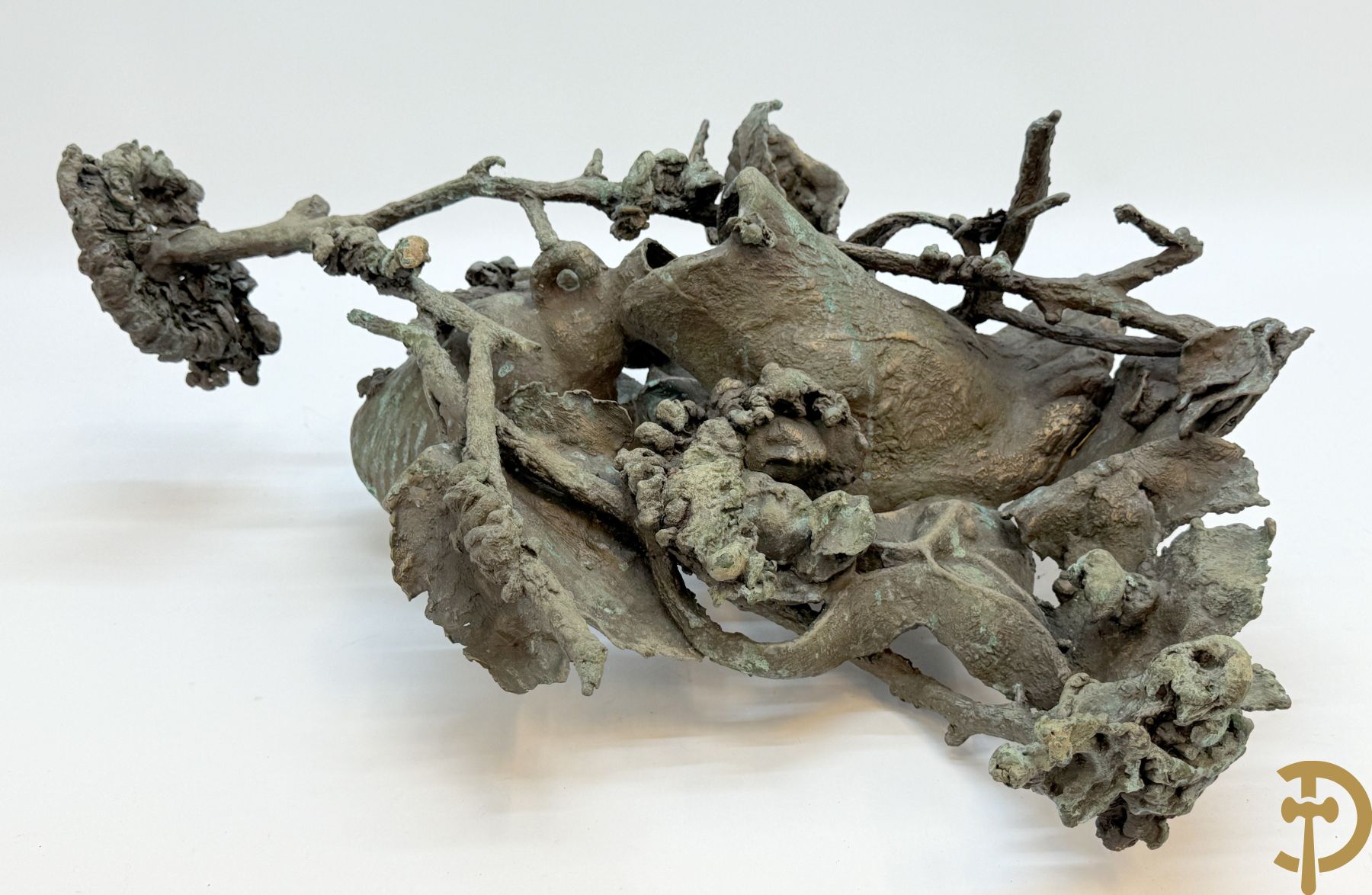 Lampens Mark (van maar ongetekend)  bronzen sculptuur met voet, maskers en fles