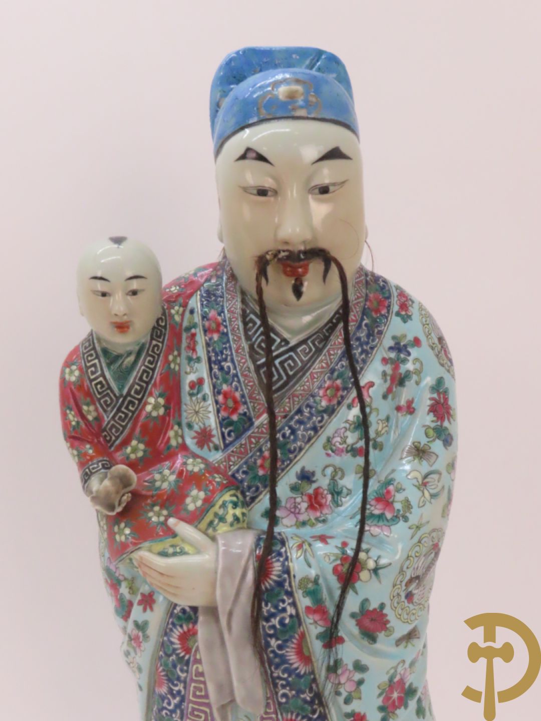 Chinese porseleinen wijsgeer dragende een kind