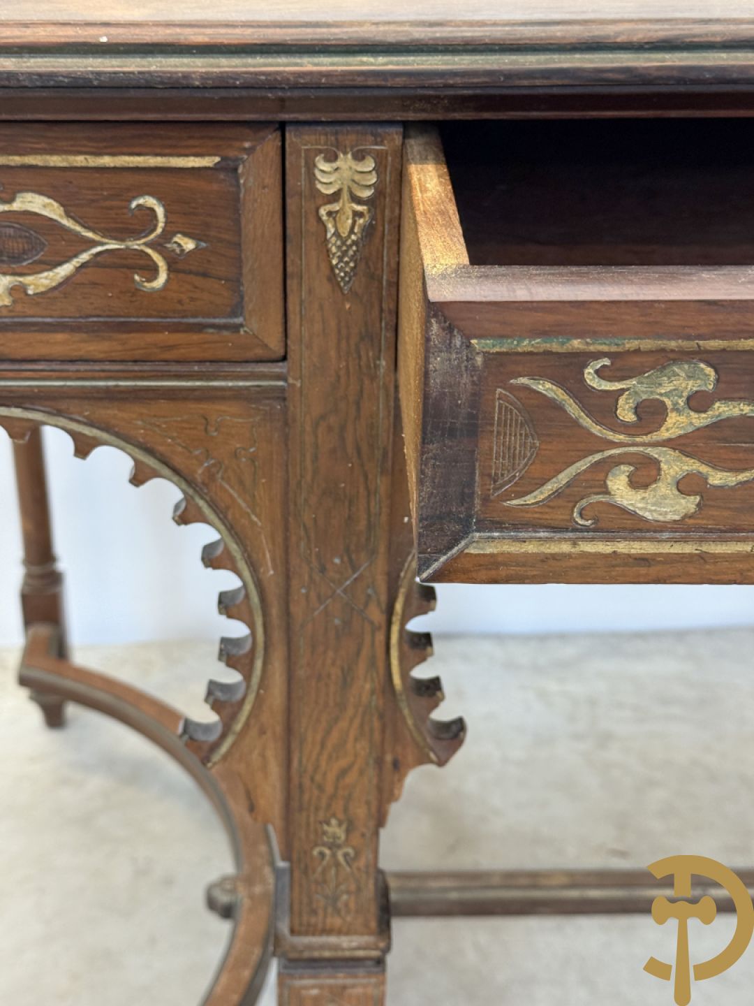 Syrische schrijftafel in exotische houtsoorten met 3 lades op 8 poten met boogvormige en deel vergulde motieven, 19e