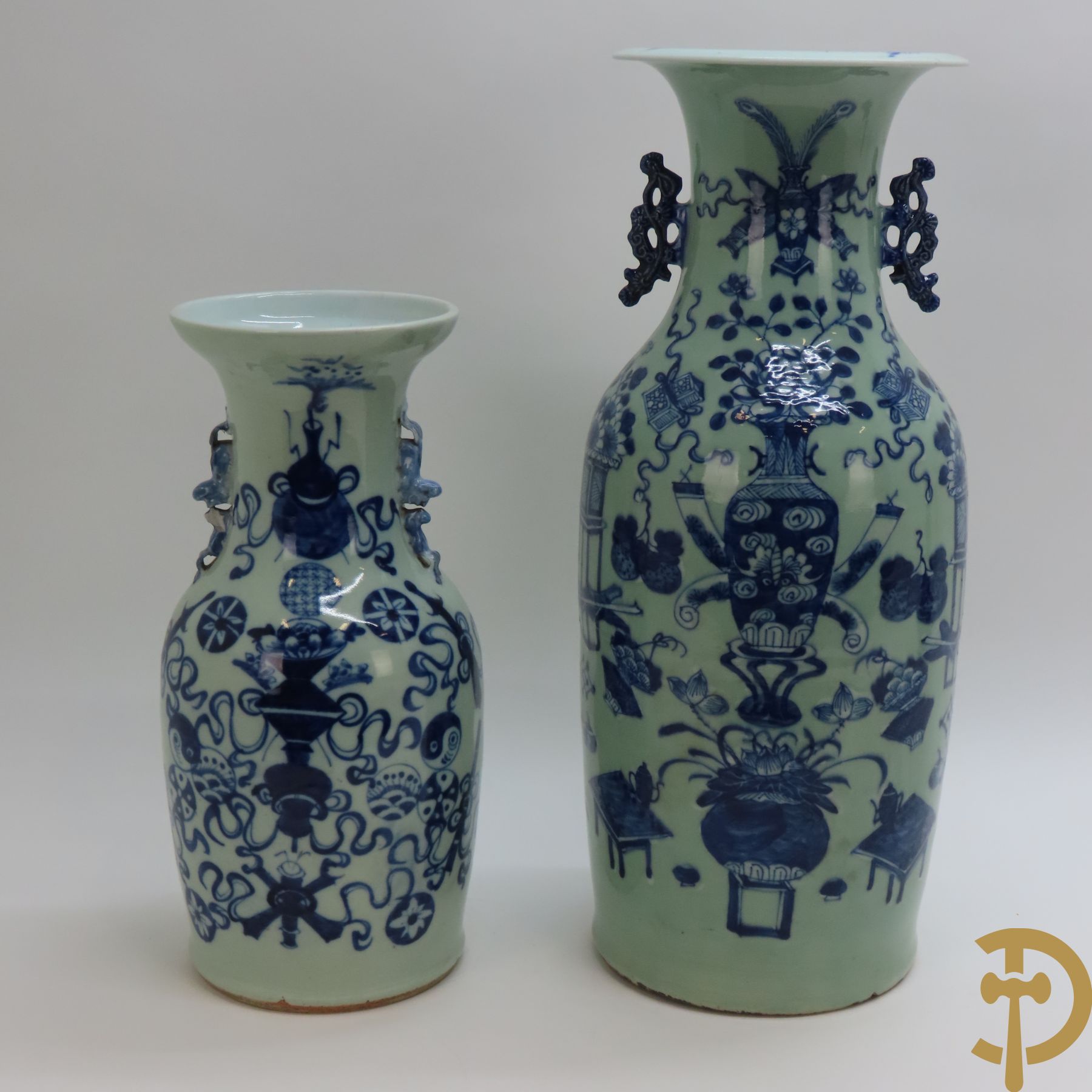 Chinese porseleinen celadon vaas met antiquiteitendecor + celadon vaas met amfoordecor