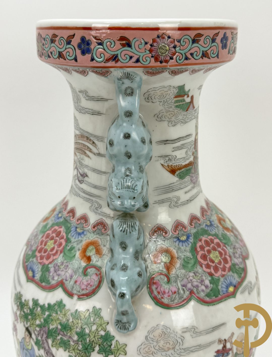 Paar Chinese porseleinen vazen met geanimeerd tafereel