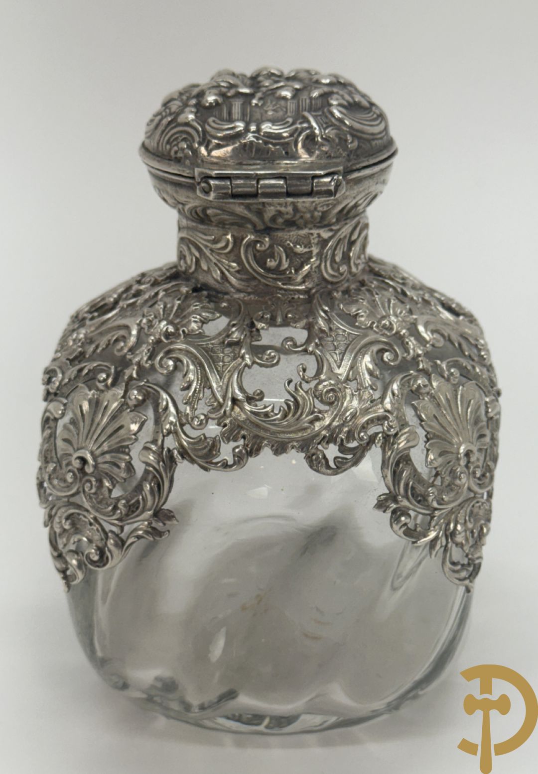 Kristallen flacon met verzilverd omhulsel en geanimeerd tafereel + kristallen coupe met verzilverde rand + kristallen coupe met vergulde louis XVI strikken en guirlandes