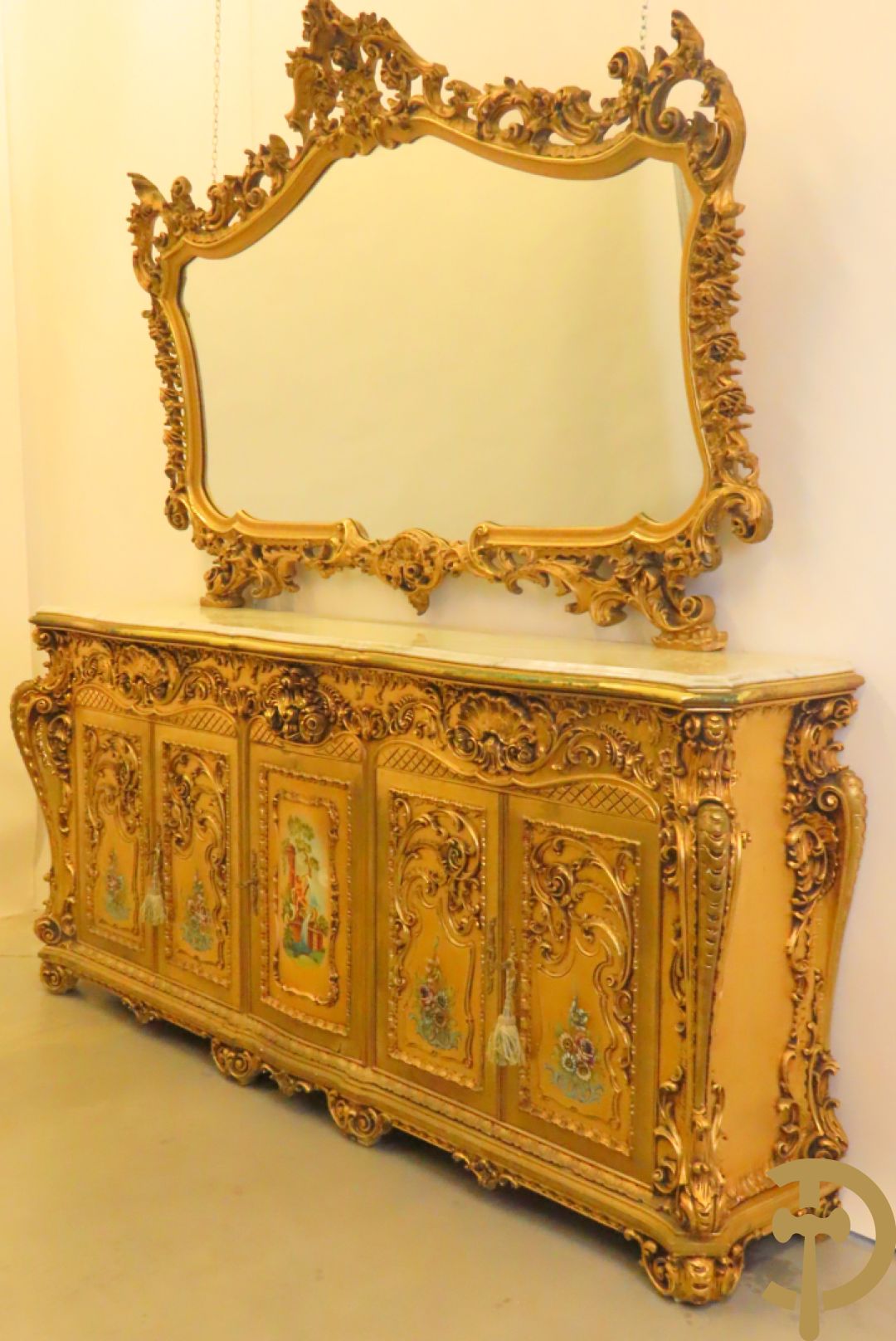 Uitzonderlijke vergulde Louis XV eetkamer bestaande uit vijfdeursdressoir met voluutvormige accanthusranken en rocailles, beschilderd met bloemenmotieven en centraal tafererel met hoornen des overvloeds + bijhorende spiegel vergulde tafel op voluutvormige poten met zes bijhorende stoelen + vitrine met accanthusranken en centrale deur, op voluutvormige poten