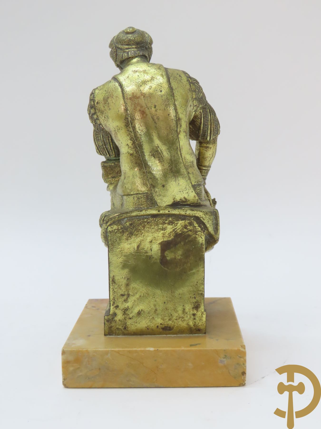 Marmeren inktstel met centraal verguld bronzen beeld met figuur van Lorenzo De Medici naar Michelangelo marmeren brievenhouder