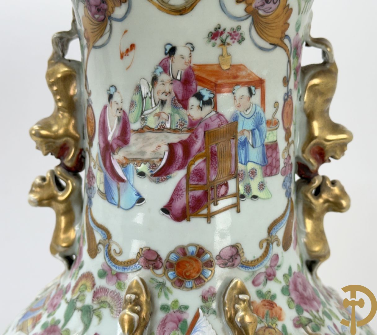 Chinese porseleinen Kanton vaas met geanimeerde hoftaferelen, natuurmotieven, fauna en floradecor