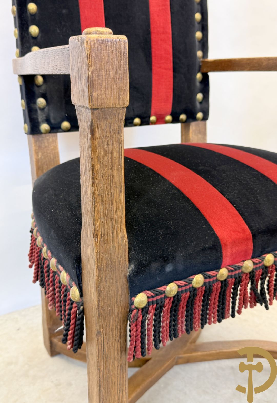 Massief eiken tafel met wangen en smeedijzer verbonden + 6 hoogleunige stoelen + 2 armzetels