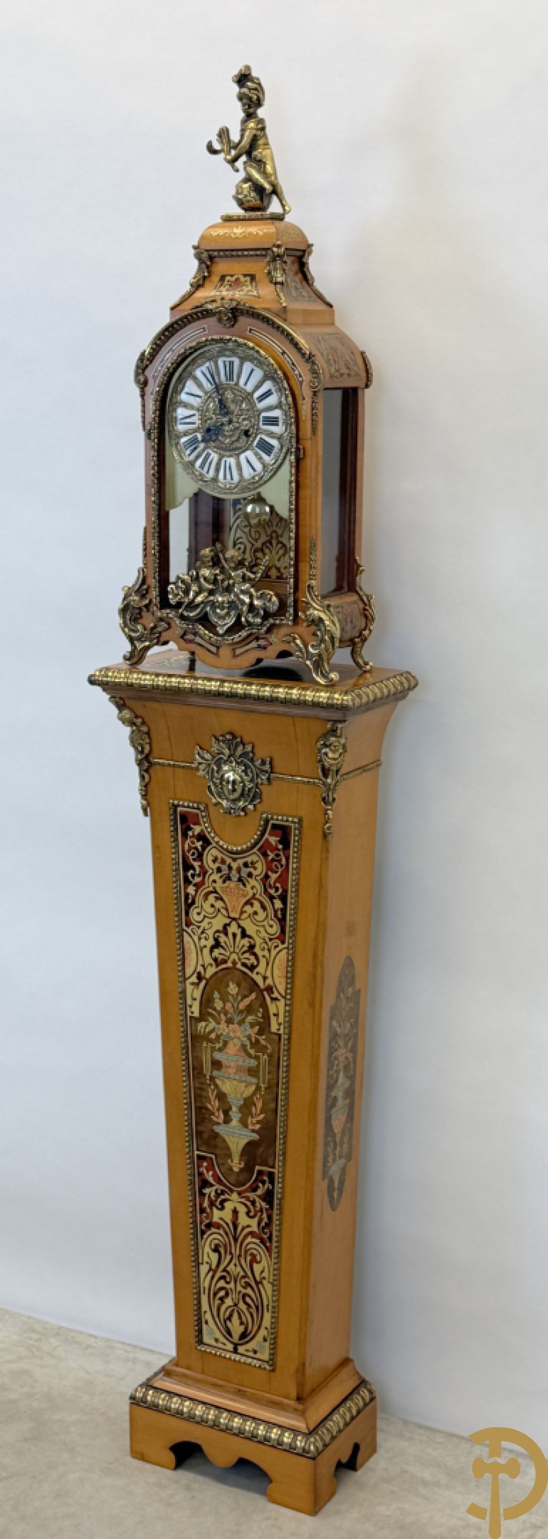 Italiaanse notelaren kartel met marqueterie en bronsbeslag, bovenaan bekroond met cupido - met bihhorende gemarqueteerde console met inleg van koper en schildpadimitatie, decor van amfoor en bronzen medusahoofd