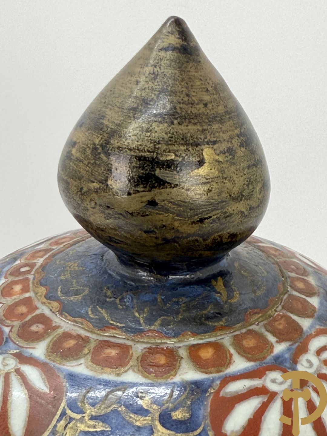 Japanse imari dekselpotiche met rood/blauw decor van bloemen in cartouches