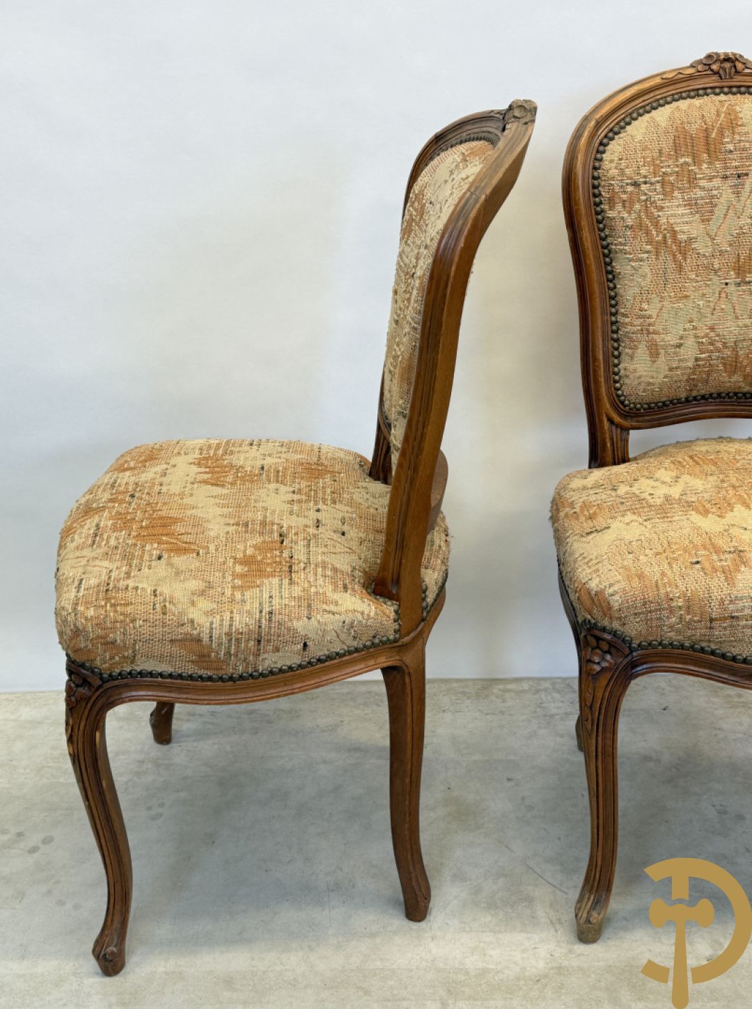 Paar Louis XV armzetels en 4 Louis XV stoelen