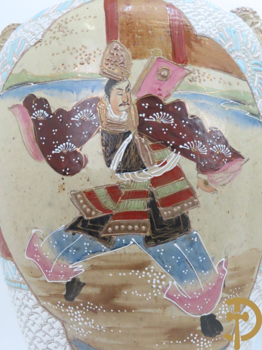 Paar Japanse Satsumat vazen met kijgerdecor en geanimeerde scènes, zijdelings met vogels bezet