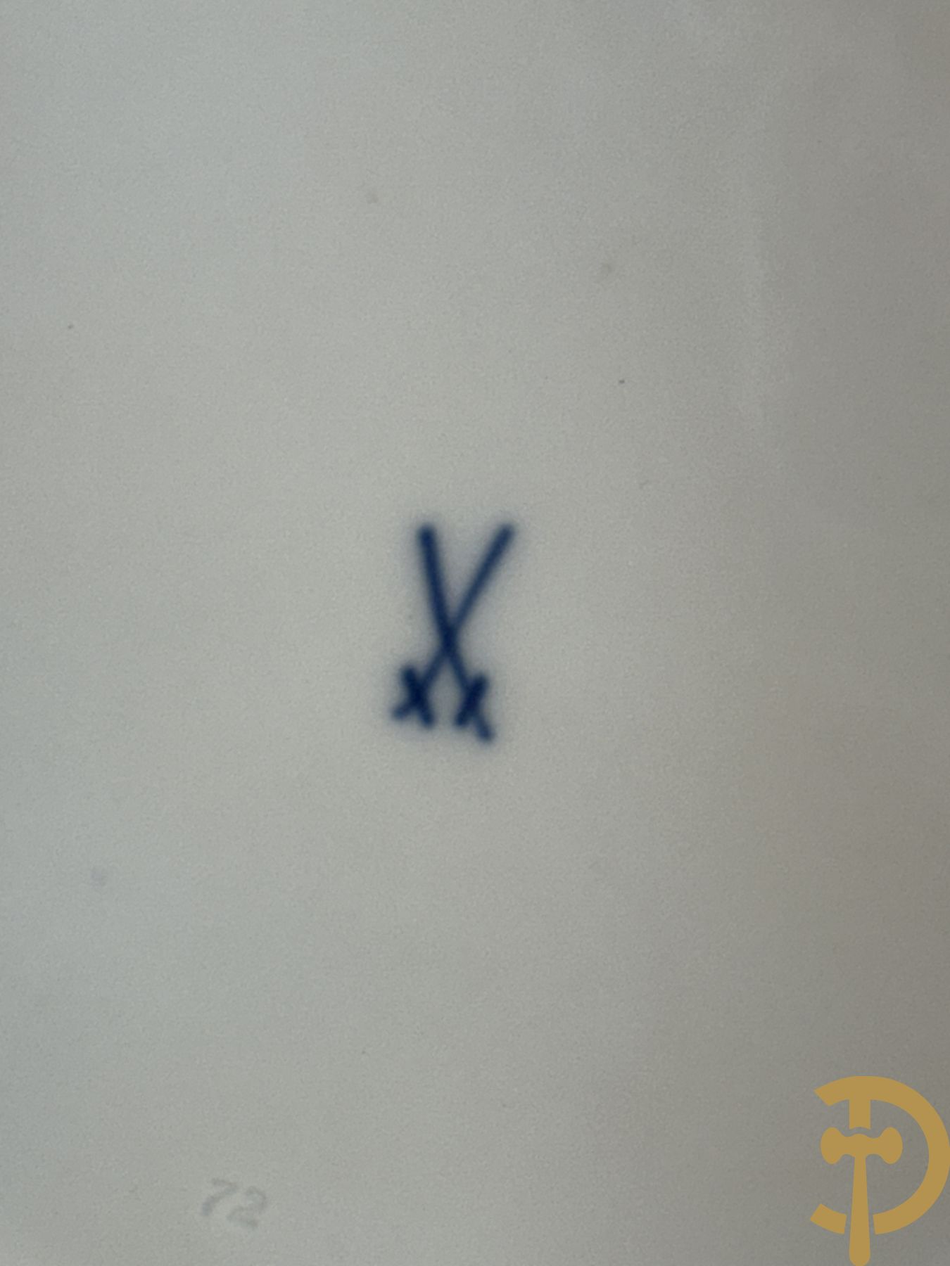 Zes porseleinen borden onder gemerkt met zwaarden / Meissen : 1 bord met stadstafereel, 1 verlucht bord met drakendecor, 1 bord met vogeldecor, 1 met bloemen en 2 met bloemendecor omgeven door vergulde rand