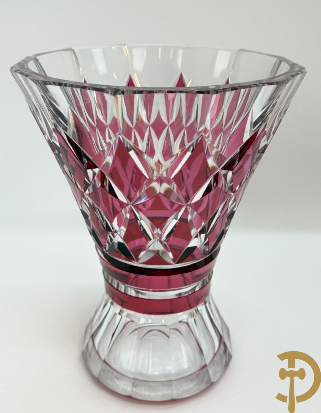 Gekleurde bolvormige kristallen handgeslepen Val-Saint-Lambert vaas, gemerkt 1197 + groene krsitallen Val-Saint-Lambert vaas + rode geslepen Val-Saint-Lambert vaas