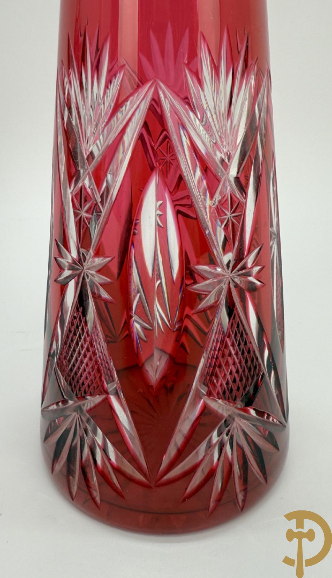 Paarse en rood gekleurde kristallen karaf Val-Saint-Lambert + 2 Boheemse karaffen + verzilverde decanteur met Louis XV motieven