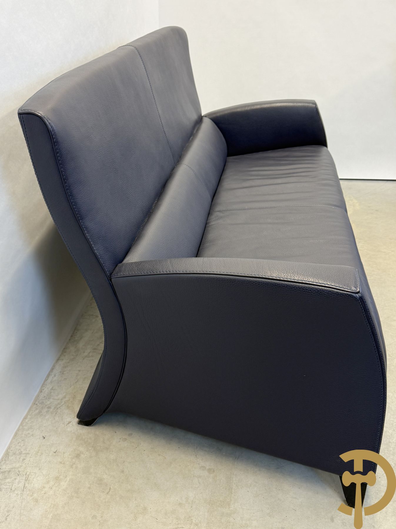 Blauw lederen salonensemble Durlet bestaande uit driezit, 2 fauteuils, 2 voetbankjes en bijzettafeltje met leder overtrokken