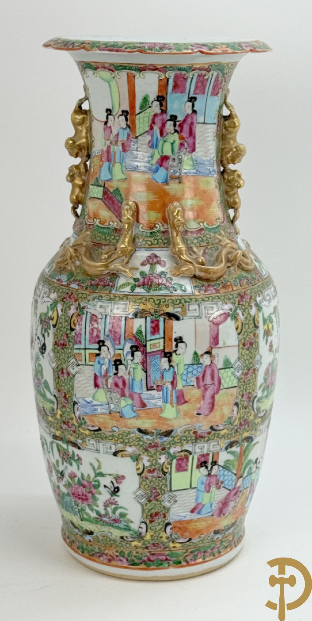 Chinese porseleinen Kanton vaas met geanimeerde taferelen en natuurdecor