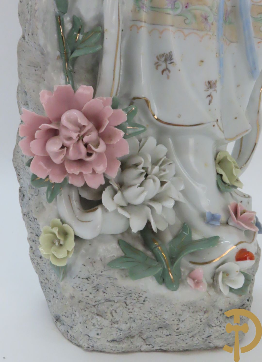 Chinese porseleinen geisha dame tussen de bloemen