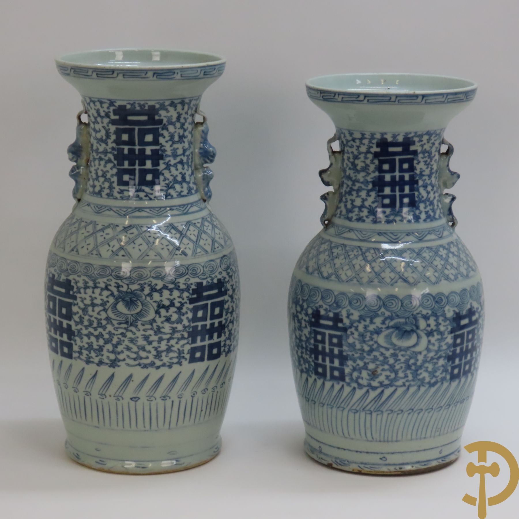 Twee Chinese porseleinen vazen met blauw/wit decor en Chinese tekens