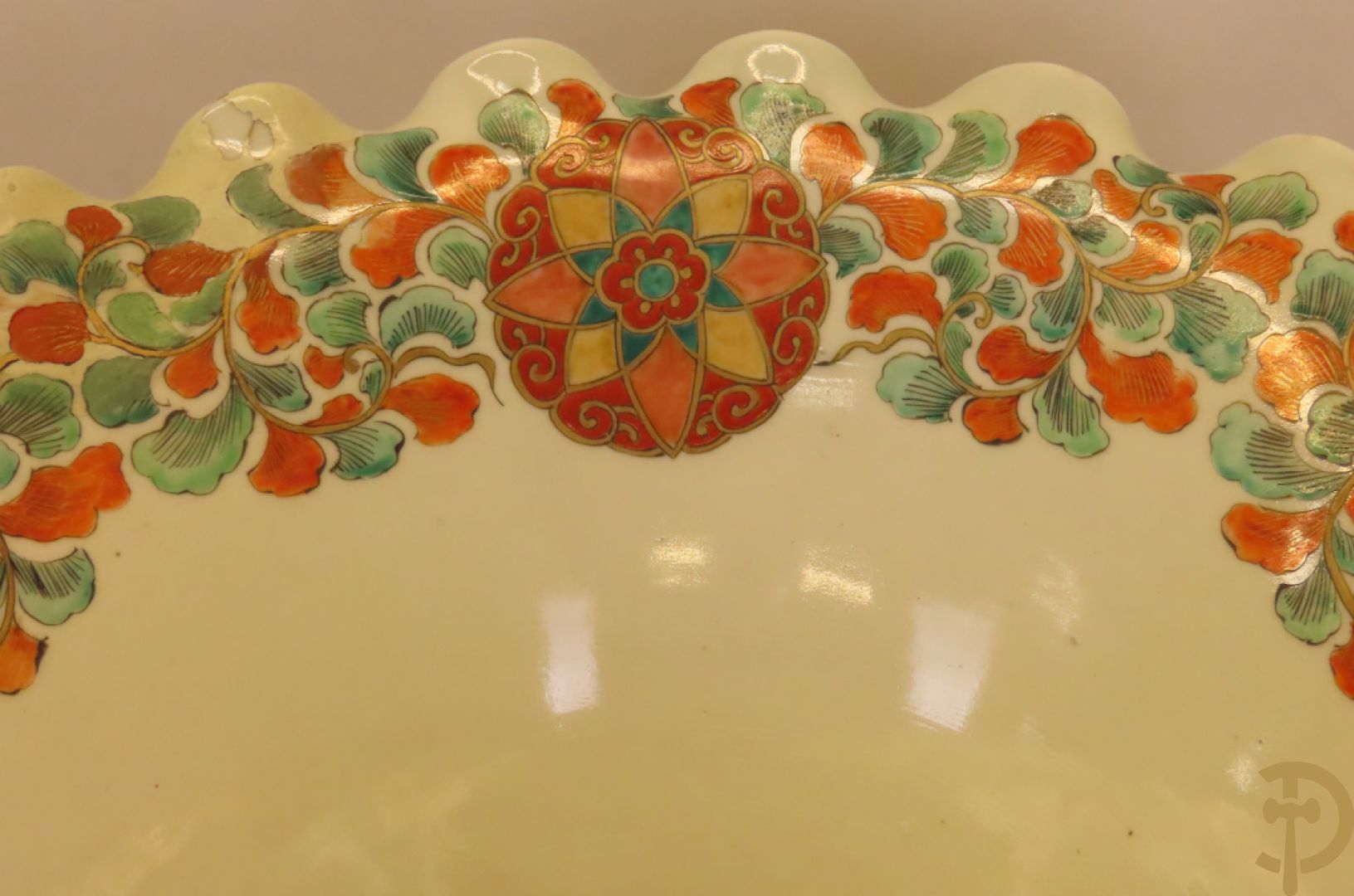 Japanse porseleinen waaiervaas met decor van geisha en krijger, bovenaan met florale motieven