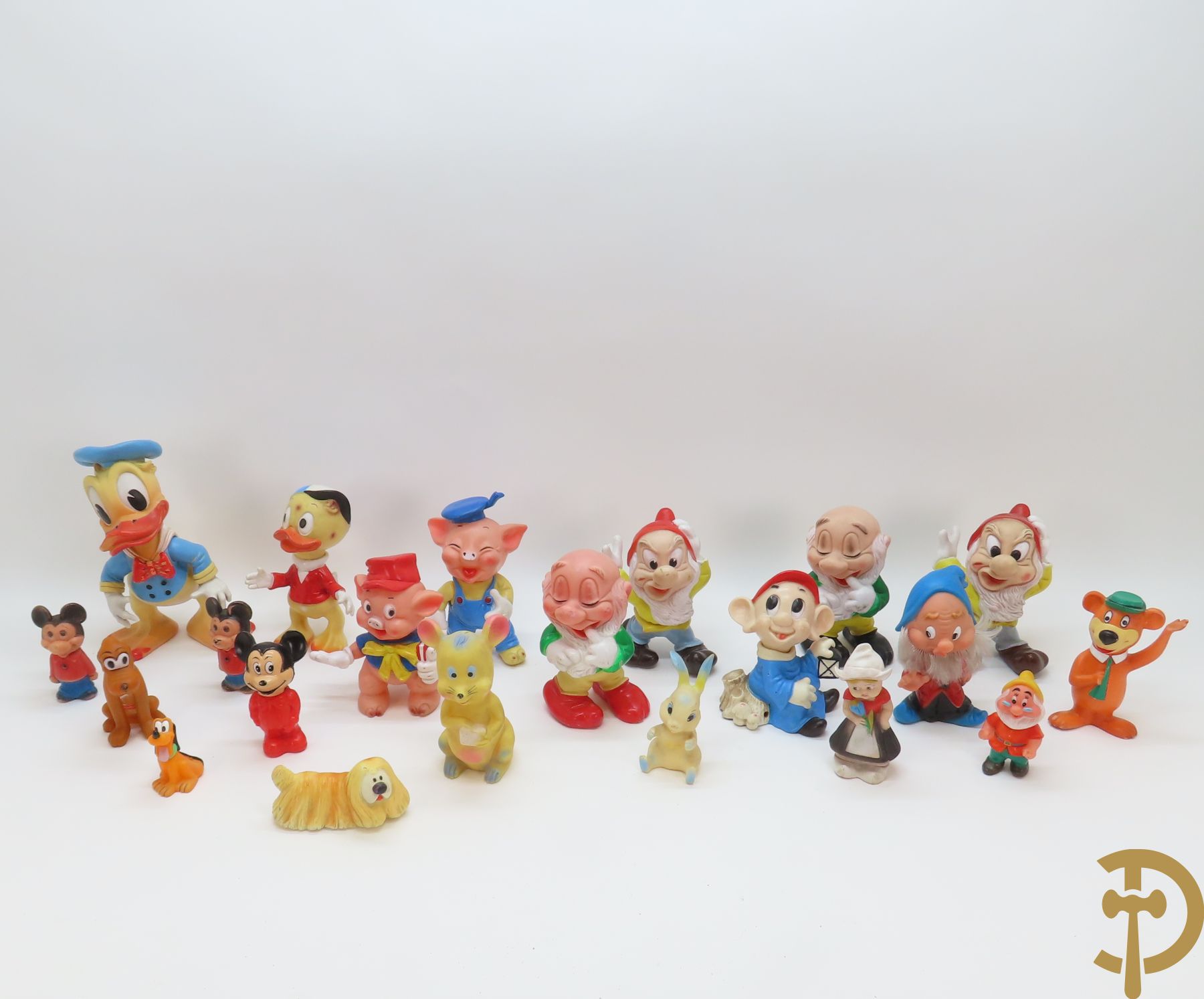 Gummi speelgoedfiguren Walt Disney Productions : 2 biggetjes, Donald Duck 1962, Huey, 3 dwergen + speelgoedfiguren van Rubber Toys : muis en Hollands Boerinnetje + beertje van Hanna Barbera 1965