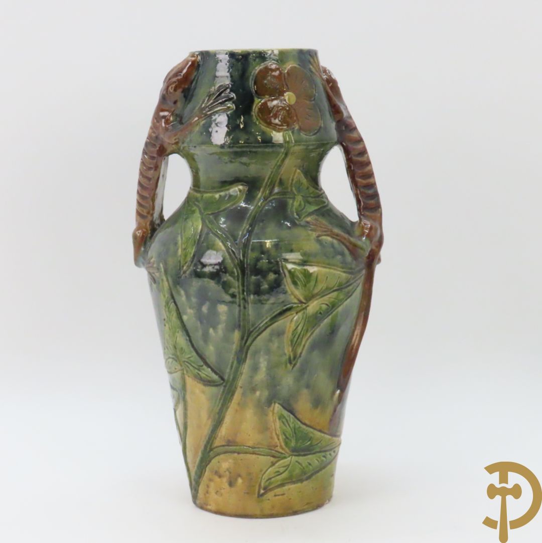 Vlaamse aardewerken vaas met salamander en bloemendecor, VH gemerkt (Van Humskerk)