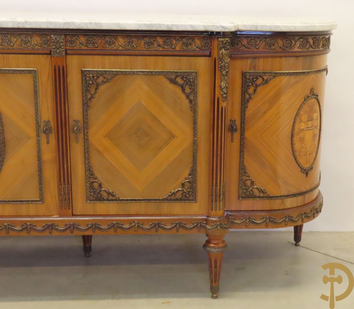 Notelaren eetkamer Louis XVI stijl bestaande uit vijfdeursdressoir met bloemenmarquetterie, bronsbeslag en wit marmeren blad, ovale uittrekbare tafel, 6 stoelen met leder bekleed en gegalbeerde vitrine met geslepen ruitjes