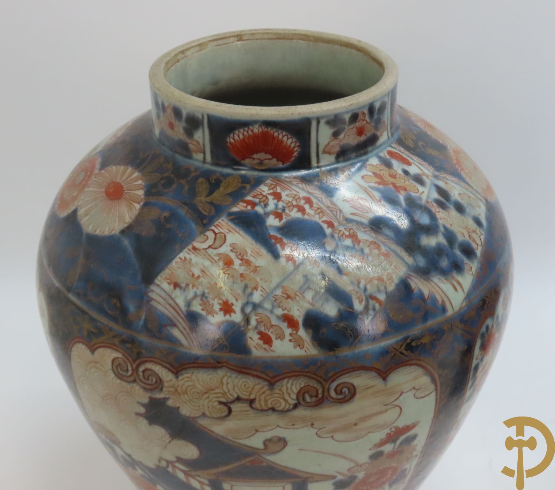 Japanse Imari potiche met geanimeerd landschapsdecor en geisha