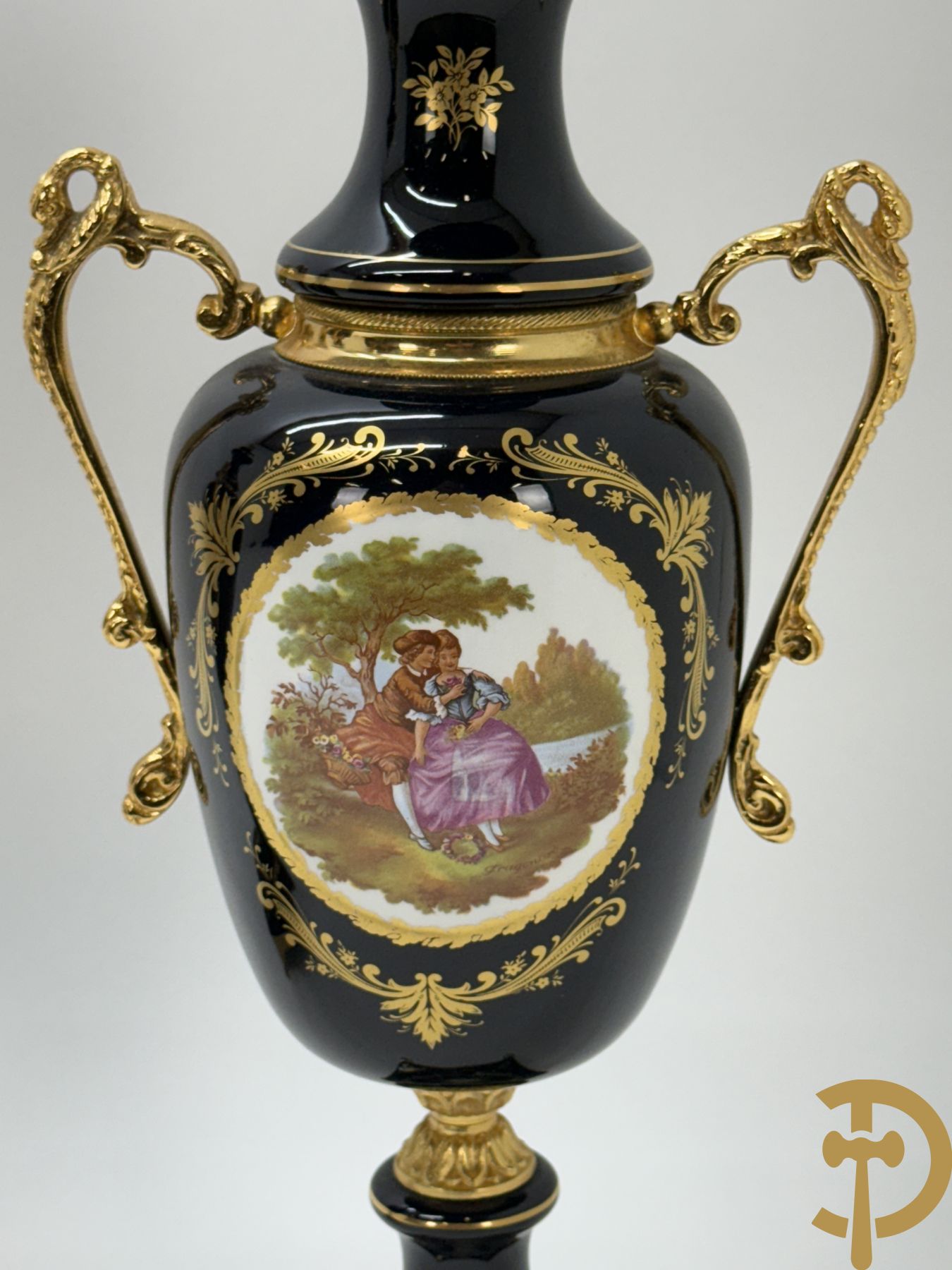 Paar kobaltblauwe siervazen met romantisch decalcomanie decor bezet met bronzen armen