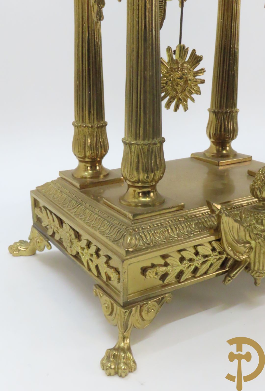 Driedelige bronzen garnituur bestaande uit middenstuk met 4 gecanneleerde zuilen en adelaar bezet + paar kandelaars