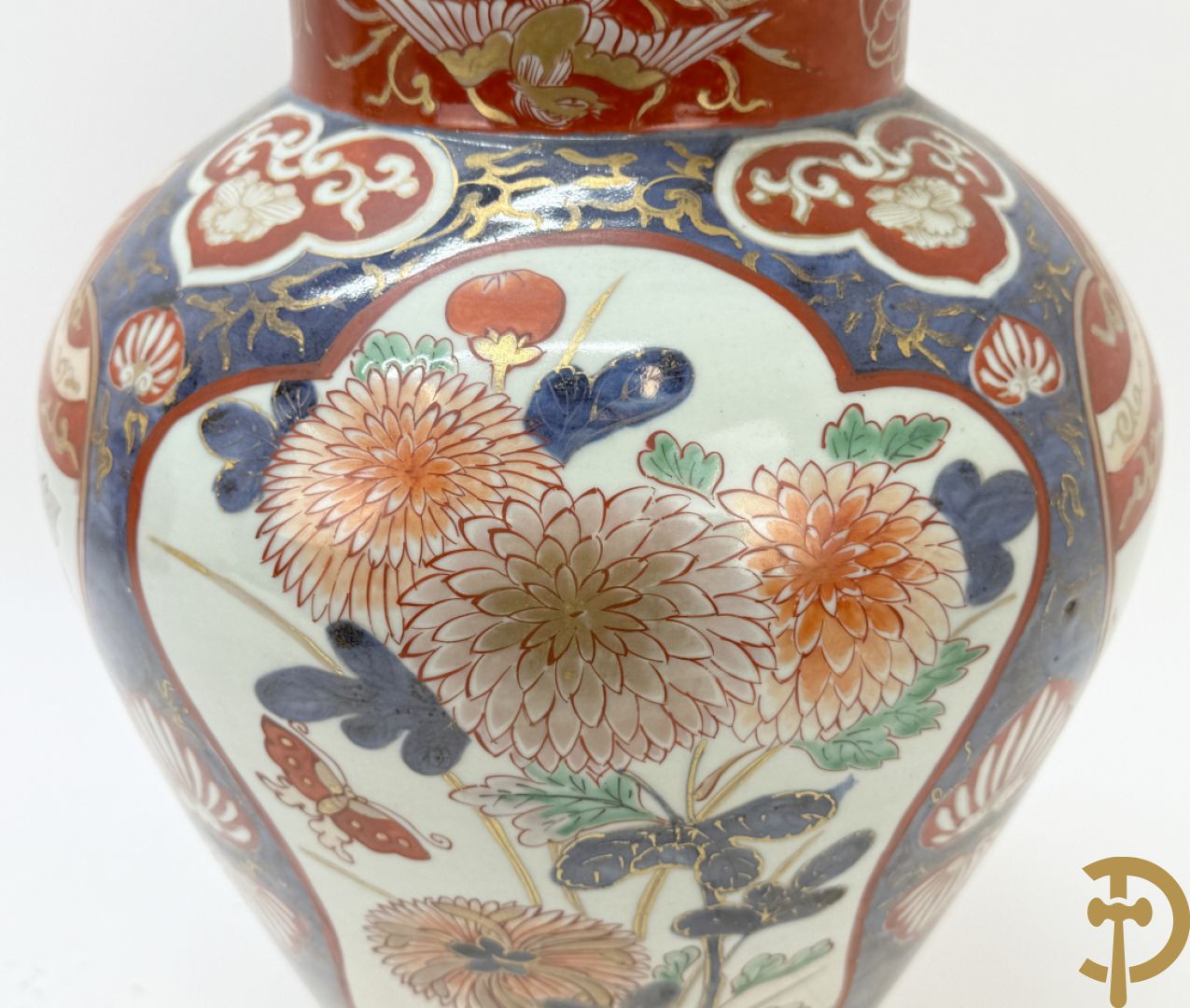 Japanse imari dekselpotiche met rood/blauw decor van bloemen in cartouches