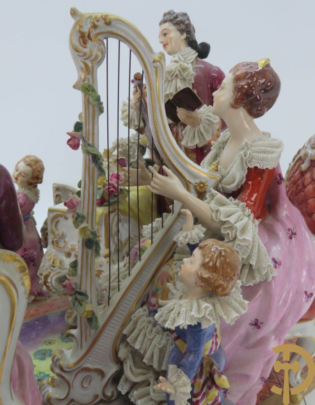 Grote gekleurde porseleinen geanimeerde groep met 7 muziekspelers