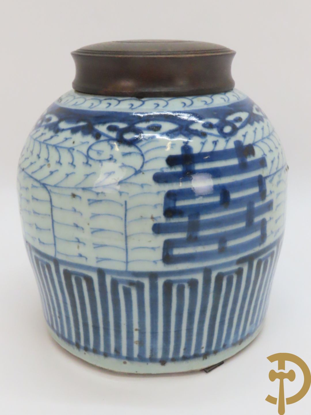 Porseleinen Chinese vaas met bloemendecor + potiche met bloemendecor + tabakspot