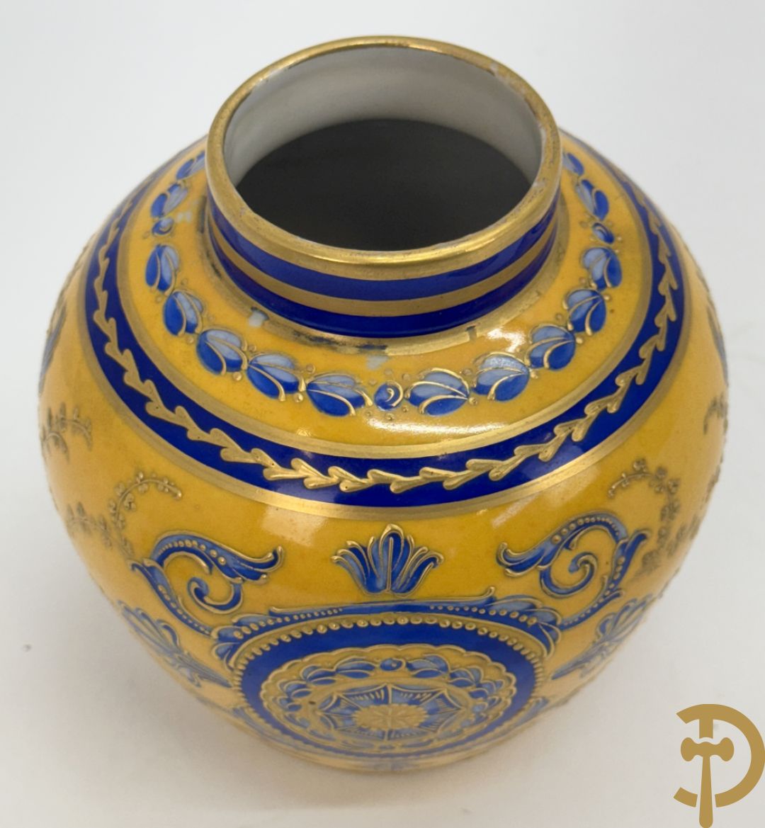 Porseleinen Empire dekselvaasje met blauw en verguld decor op gele fond, onderaan gemerkt M.Imp. le de Sèvres (Manufacture Imperial de Sèvres)