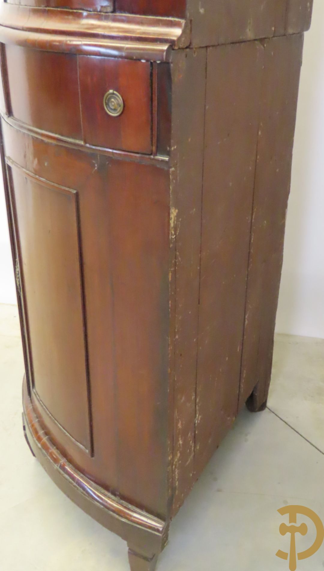 Mahoniehouten hoekkast met gebogen deuren - bovenaan met fronton en Louis XVI motieven, laat 18e