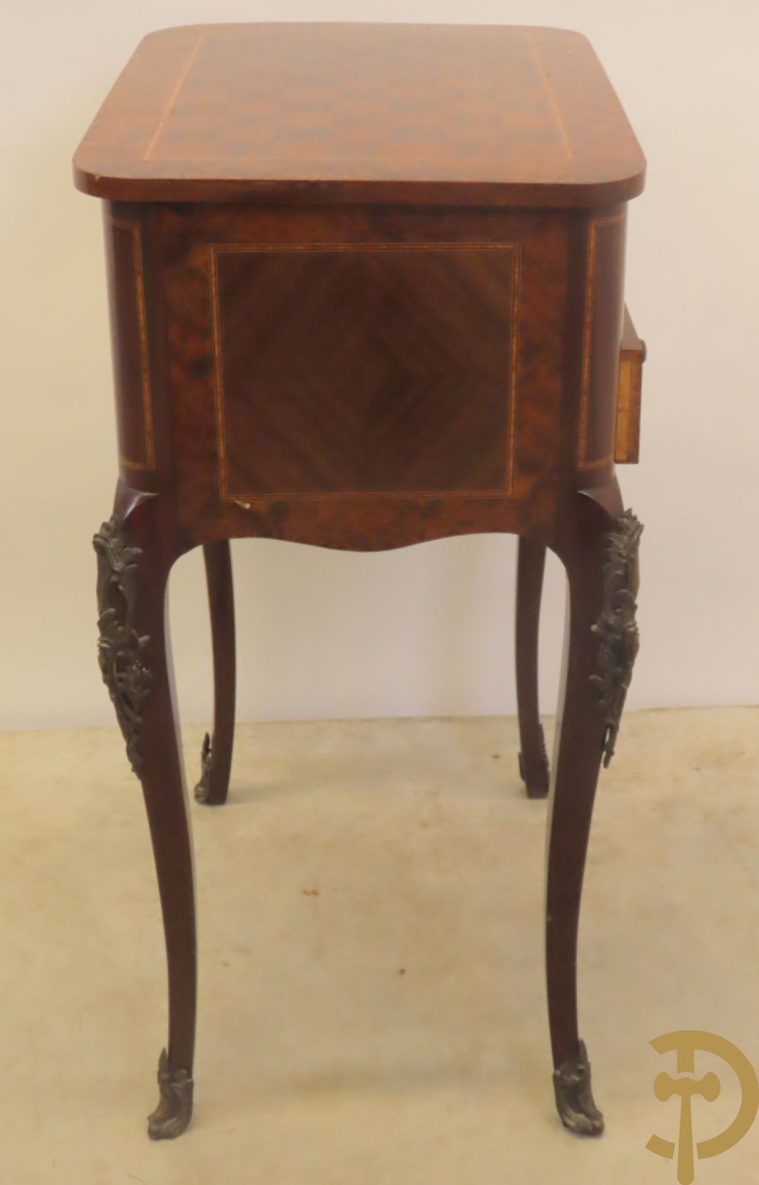 Wortelnotehouten opschikkast met 2 lades, openklapbaar blad met spiegeltje en voluutvormige poten met bronsbeslag