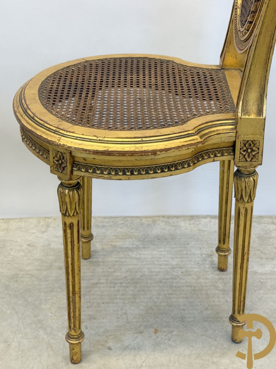 Ovale vergulde salontafel met Louis XVI motieven op gecanneleerde poten - met marmeren blad + 2 vergulde Louis XVI stoelen